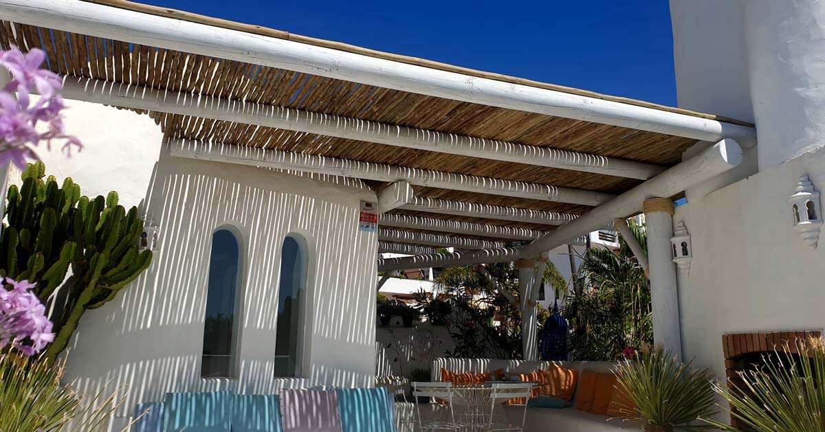 Pérgola de madera con acabado en blanco en Marbella