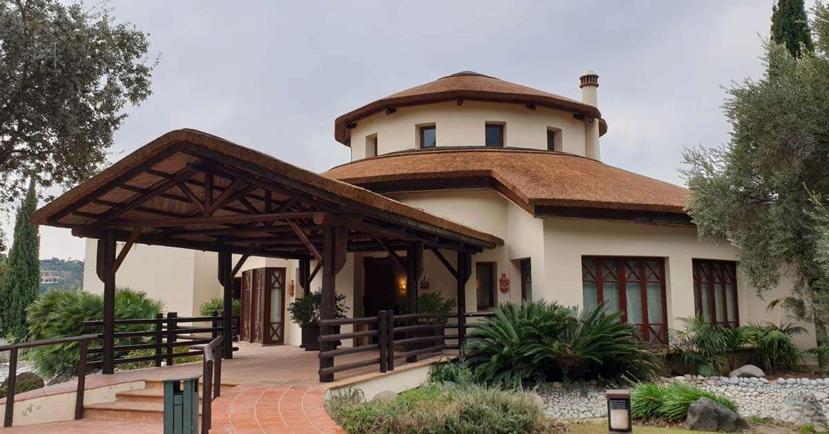 La cubierta de Junco Africano de Cape Reed transforma la Nueva Casa Club de La Zagaleta en Benahavís, España.