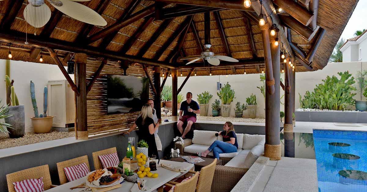 Transforme su jardín en un lujoso refugio tropical con un cenador de Junco Africano de Cape Reed