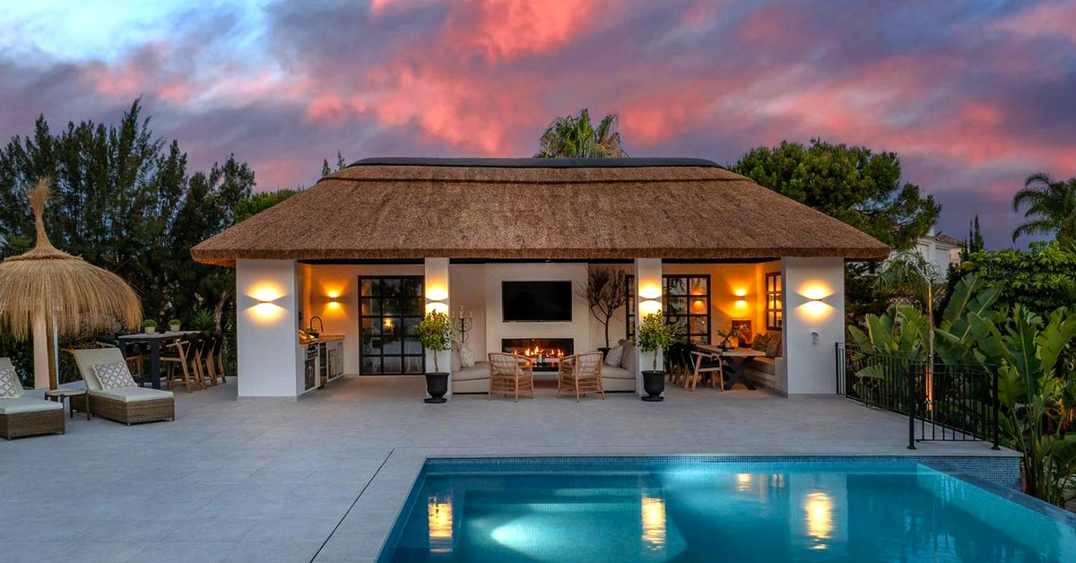 La artesanía de la elegancia natural: Descubra materiales de madera y junco africano de alta calidad.