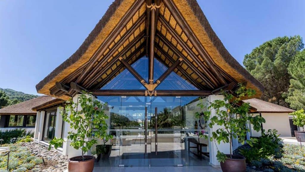 Por qué los techos de junco africano son tan populares en las viviendas mediterráneas modernas