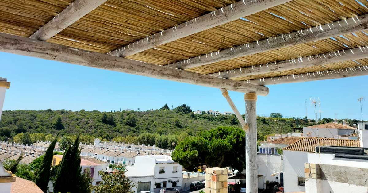 Maximiza la Vida Exterior en España con una Impresionante Pérgola de Madera